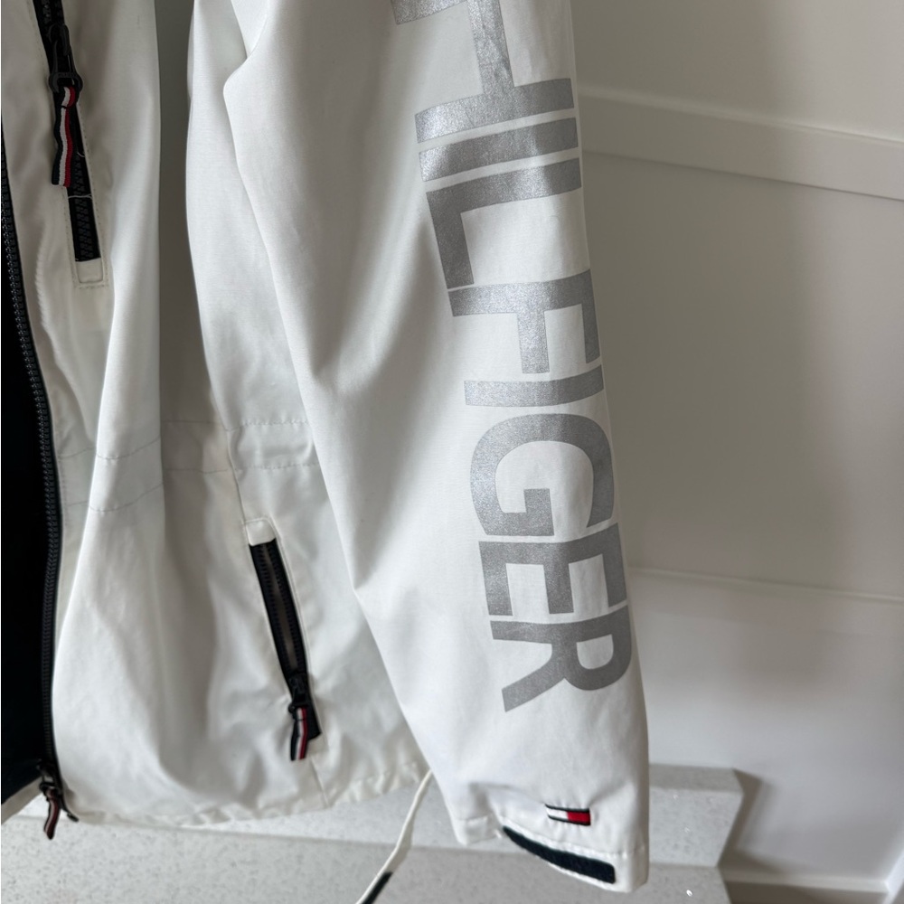 Tommy Hilfiger White Jacket with Red-Trim Patch - Picture 3 of 6